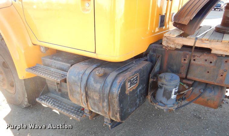 image for item MX9989 1991 International 4900  truck cab and chassis