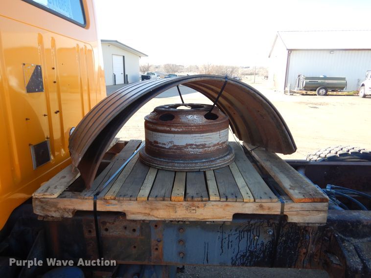 image for item MX9989 1991 International 4900  truck cab and chassis