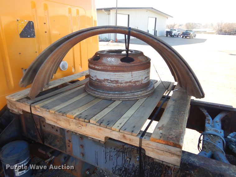 image for item MX9989 1991 International 4900  truck cab and chassis