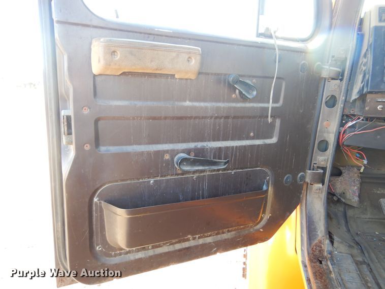 image for item MX9989 1991 International 4900  truck cab and chassis