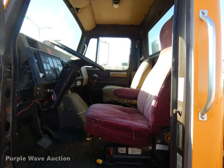 image for item MX9989 1991 International 4900  truck cab and chassis