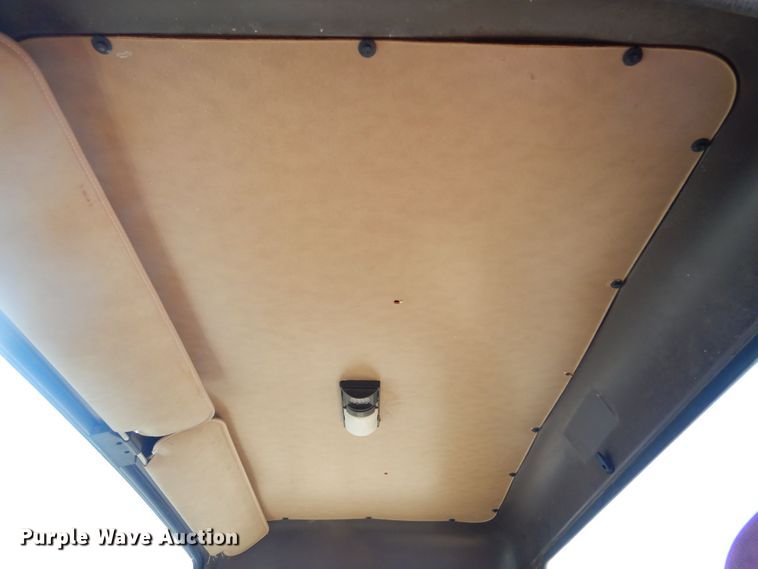 image for item MX9989 1991 International 4900  truck cab and chassis