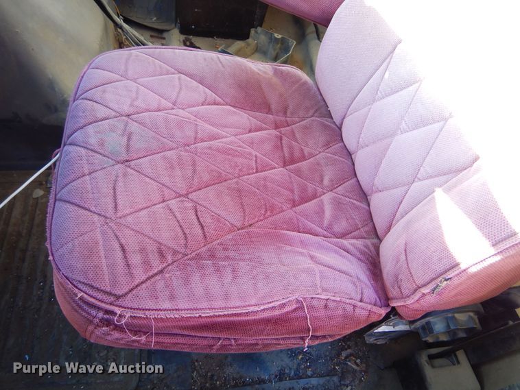 image for item MX9989 1991 International 4900  truck cab and chassis