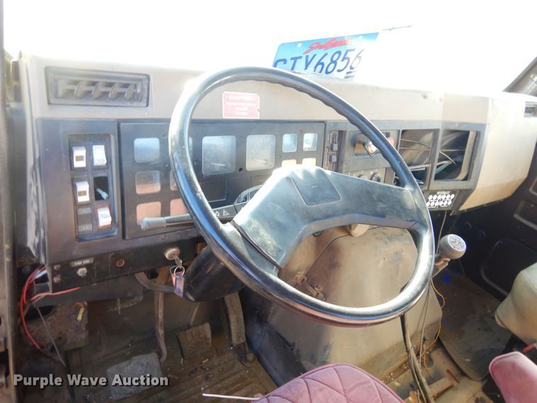 image for item MX9989 1991 International 4900  truck cab and chassis