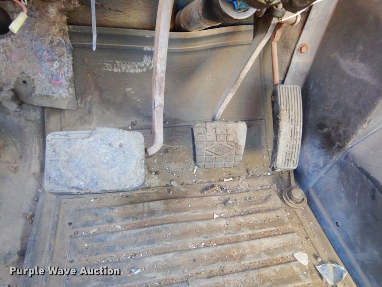 image for item MX9989 1991 International 4900  truck cab and chassis