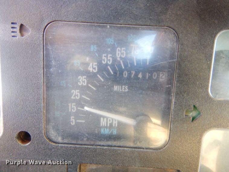 image for item MX9989 1991 International 4900  truck cab and chassis