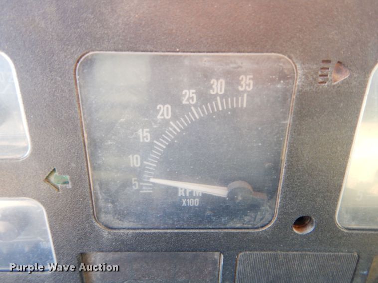 image for item MX9989 1991 International 4900  truck cab and chassis