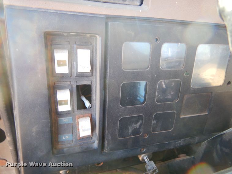 image for item MX9989 1991 International 4900  truck cab and chassis