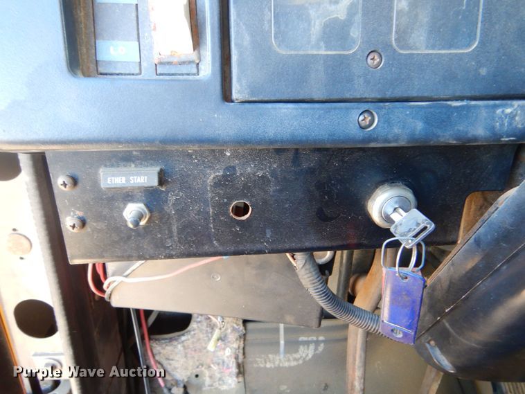 image for item MX9989 1991 International 4900  truck cab and chassis