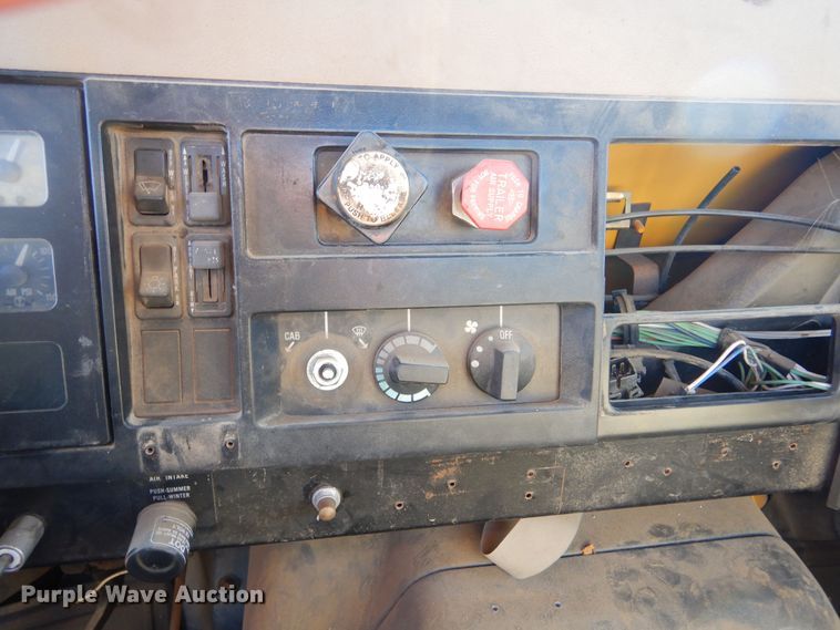 image for item MX9989 1991 International 4900  truck cab and chassis