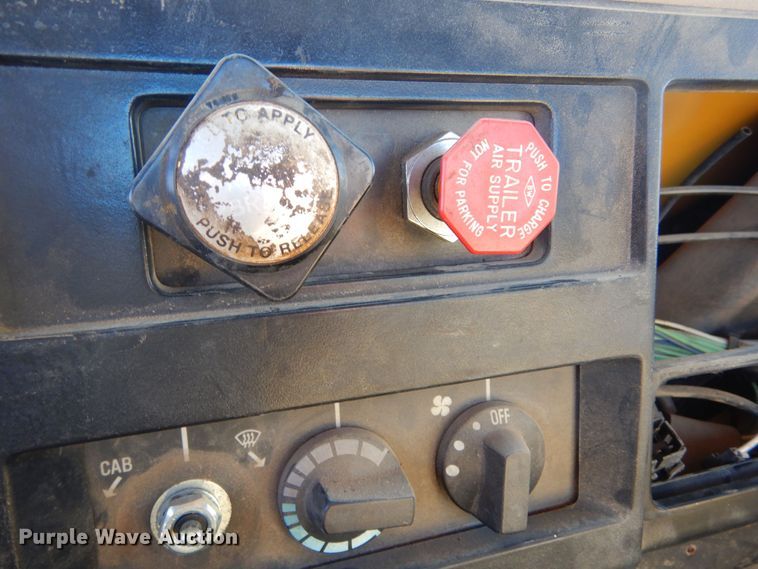 image for item MX9989 1991 International 4900  truck cab and chassis