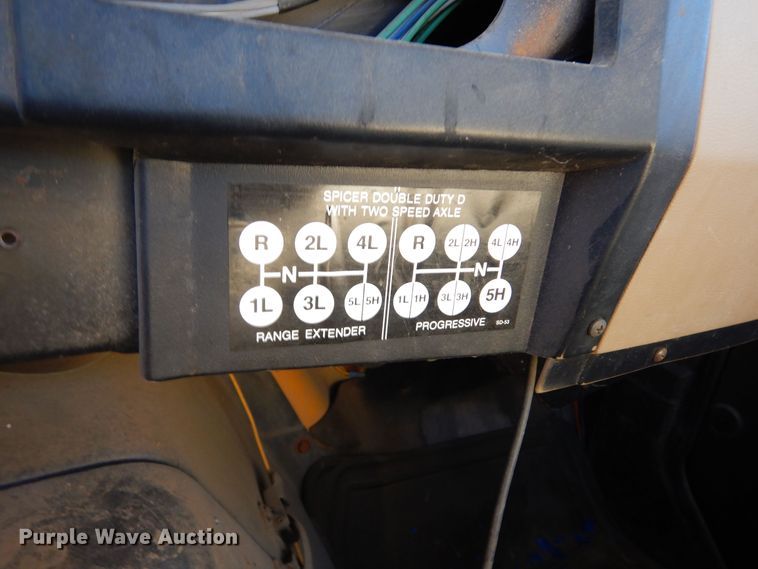 image for item MX9989 1991 International 4900  truck cab and chassis