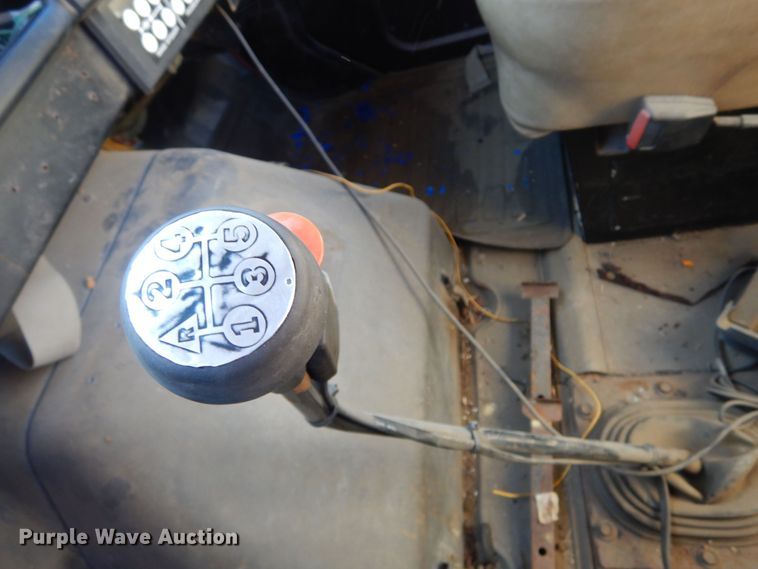 image for item MX9989 1991 International 4900  truck cab and chassis