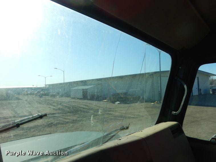 image for item MX9989 1991 International 4900  truck cab and chassis