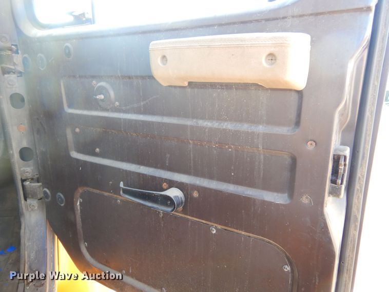 image for item MX9989 1991 International 4900  truck cab and chassis