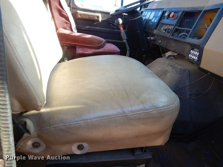 image for item MX9989 1991 International 4900  truck cab and chassis