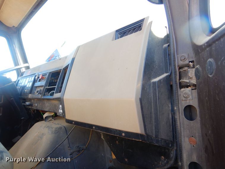 image for item MX9989 1991 International 4900  truck cab and chassis