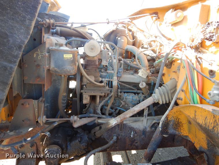 image for item MX9989 1991 International 4900  truck cab and chassis