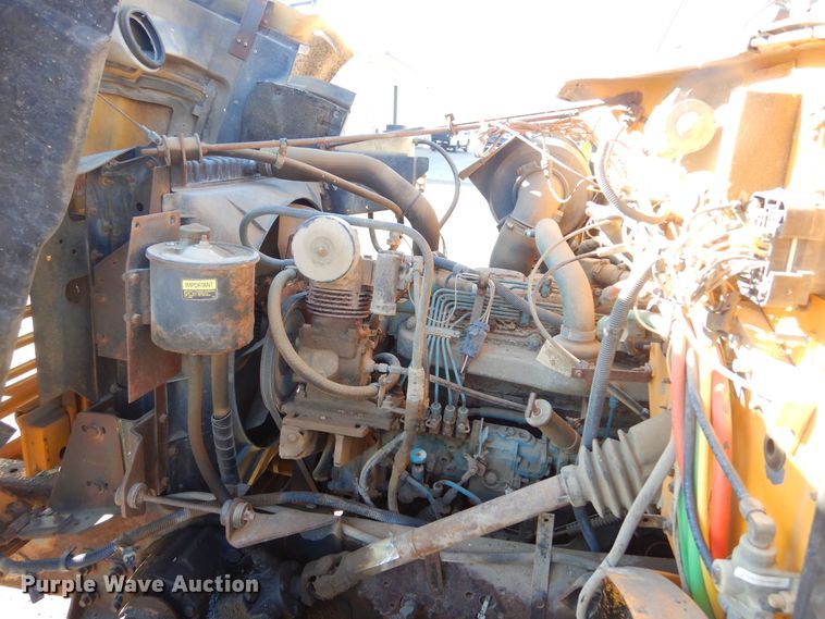 image for item MX9989 1991 International 4900  truck cab and chassis