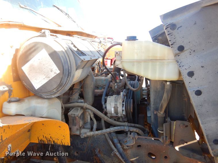 image for item MX9989 1991 International 4900  truck cab and chassis