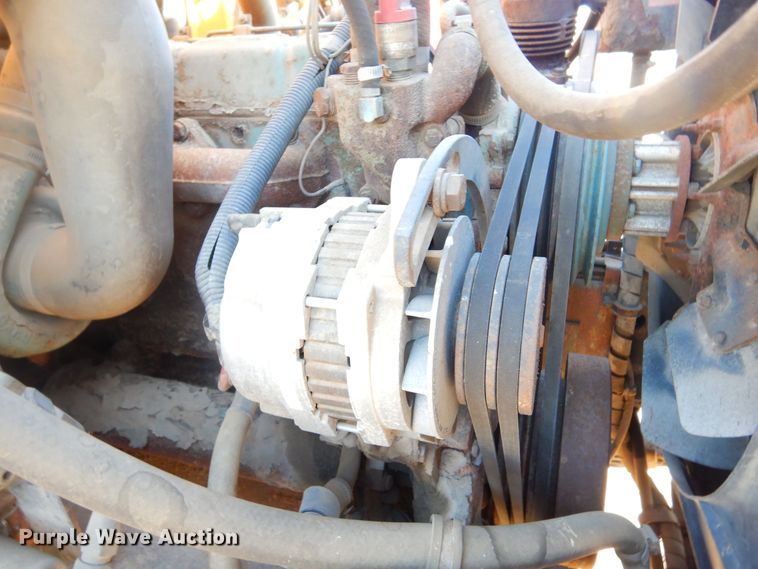 image for item MX9989 1991 International 4900  truck cab and chassis