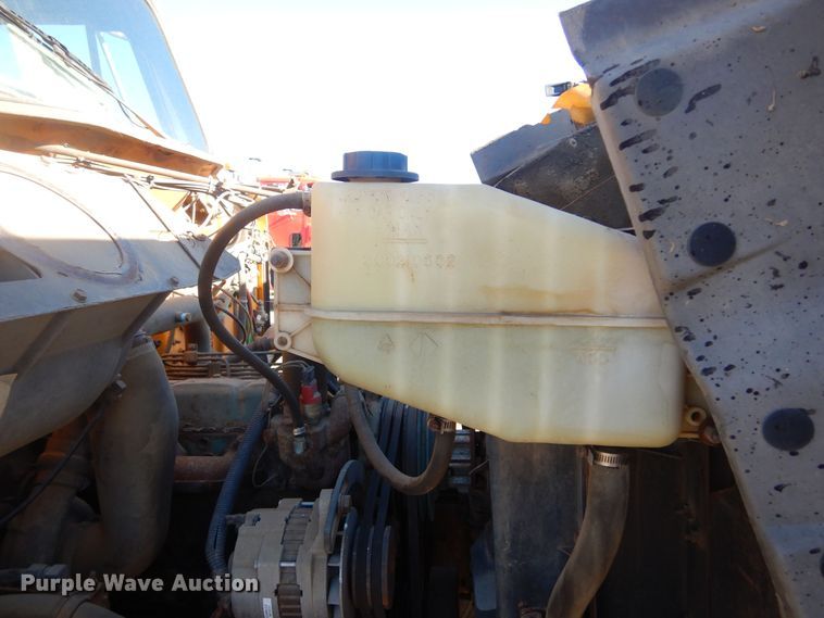 image for item MX9989 1991 International 4900  truck cab and chassis