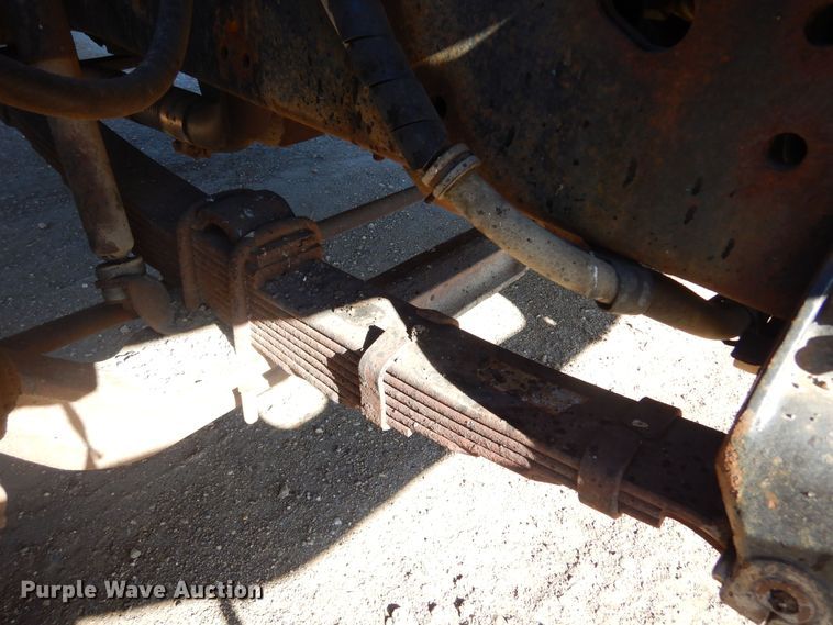 image for item MX9989 1991 International 4900  truck cab and chassis