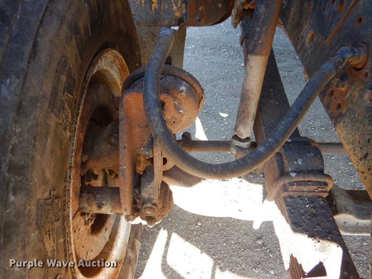 image for item MX9989 1991 International 4900  truck cab and chassis