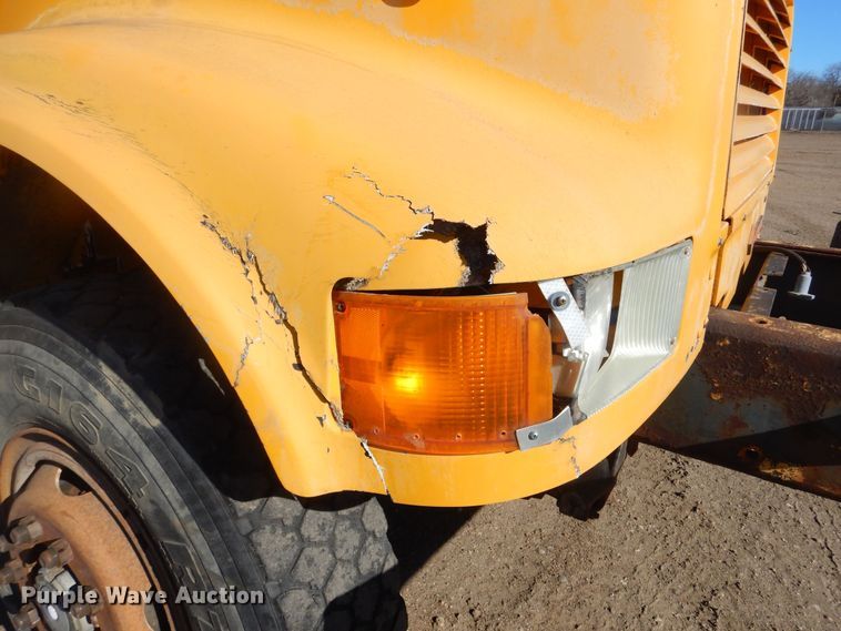 image for item MX9989 1991 International 4900  truck cab and chassis