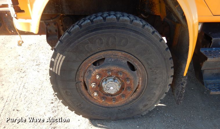 image for item MX9989 1991 International 4900  truck cab and chassis