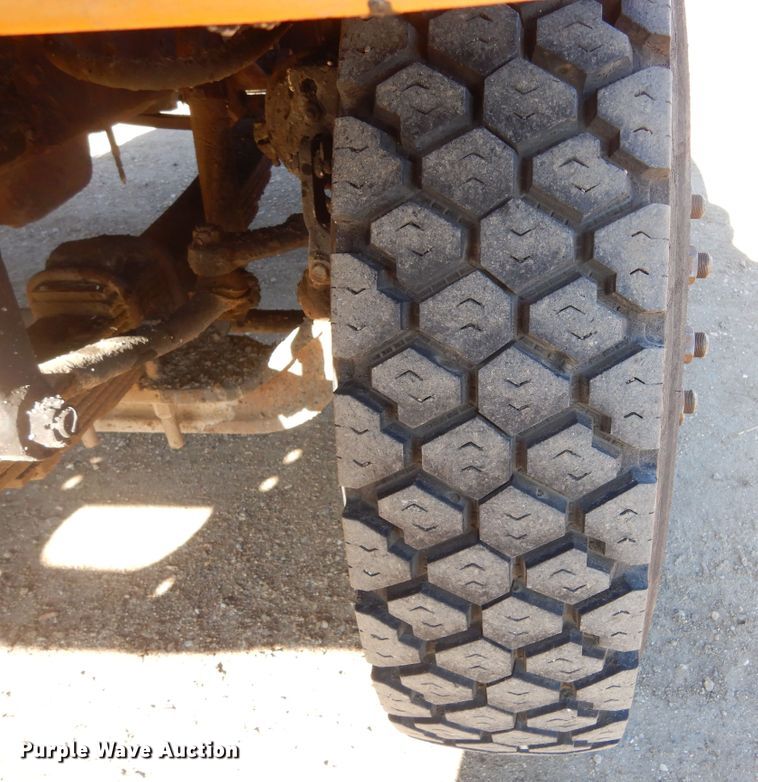 image for item MX9989 1991 International 4900  truck cab and chassis