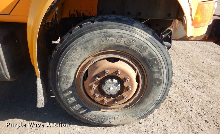 image for item MX9989 1991 International 4900  truck cab and chassis