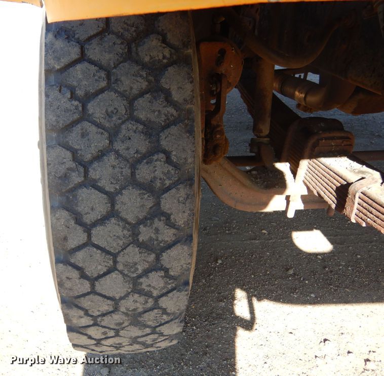 image for item MX9989 1991 International 4900  truck cab and chassis