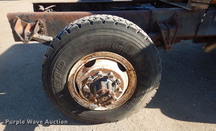 image for item MX9989 1991 International 4900  truck cab and chassis