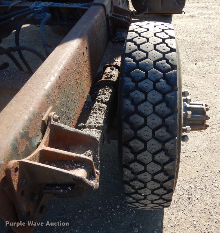 image for item MX9989 1991 International 4900  truck cab and chassis