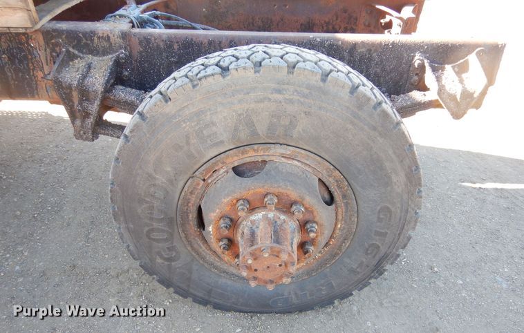 image for item MX9989 1991 International 4900  truck cab and chassis