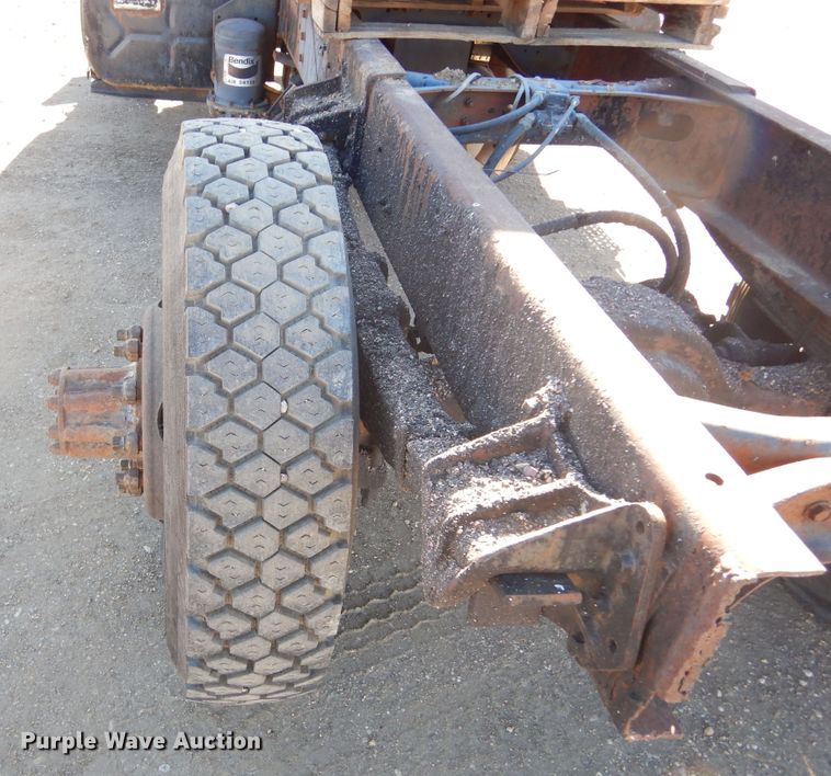 image for item MX9989 1991 International 4900  truck cab and chassis