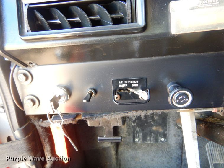 image for item MX9991 1989 International 9300  semi truck