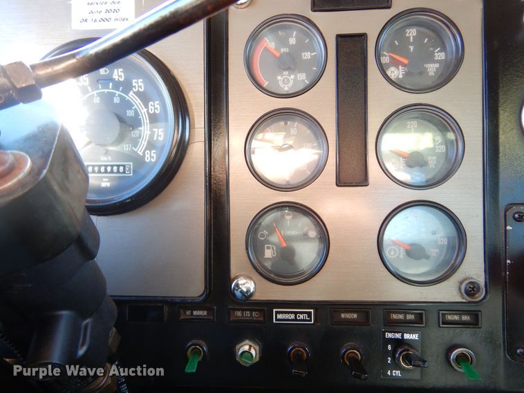 image for item MX9991 1989 International 9300  semi truck