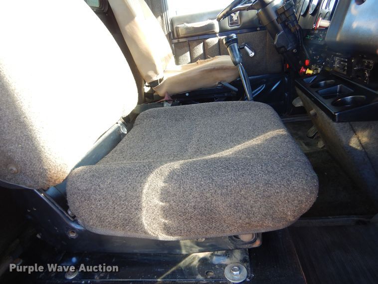 image for item MX9991 1989 International 9300  semi truck