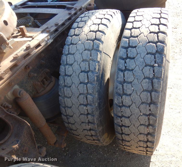 image for item MX9991 1989 International 9300  semi truck