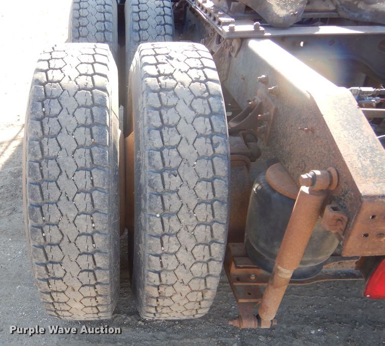 image for item MX9991 1989 International 9300  semi truck