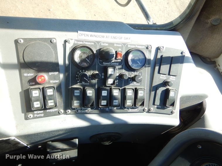 image for item MX9992 2014 Global M3  street sweeper