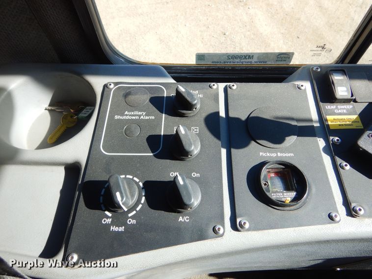 image for item MX9992 2014 Global M3  street sweeper