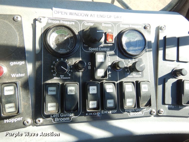 image for item MX9992 2014 Global M3  street sweeper