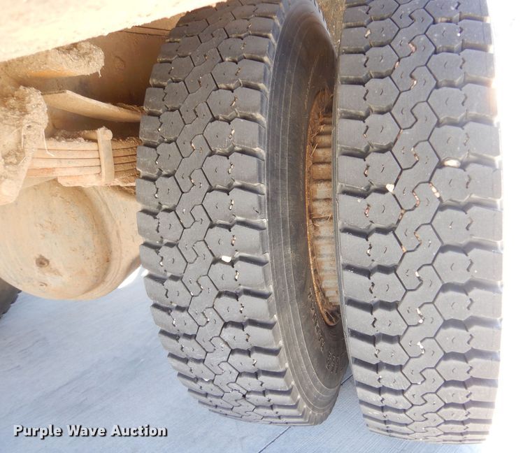 image for item MX9997 1995 International 4700  dump truck