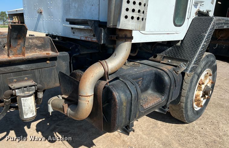 image for item DK7059 1977 International Paystar 5000  truck cab and chassis