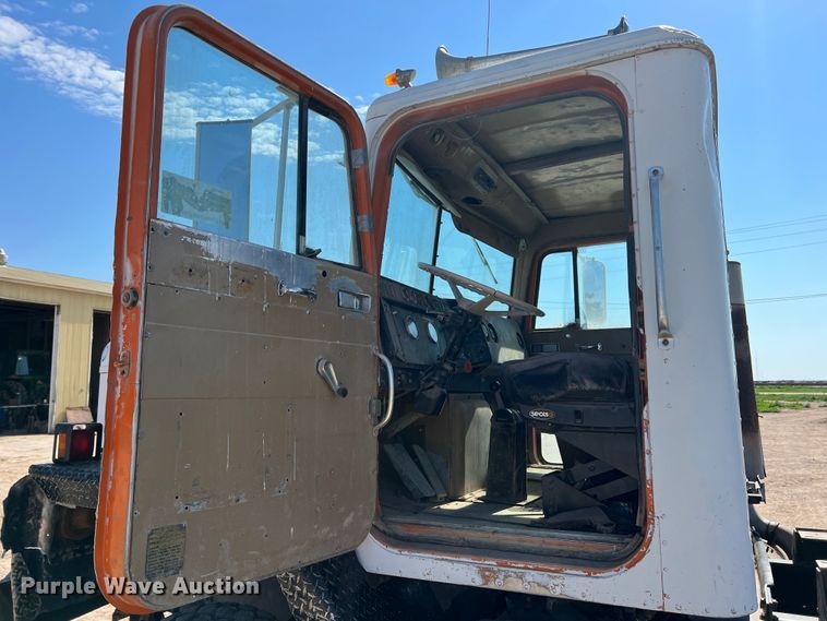 image for item DK7059 1977 International Paystar 5000  truck cab and chassis