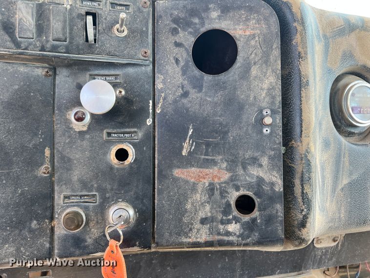 image for item DK7059 1977 International Paystar 5000  truck cab and chassis