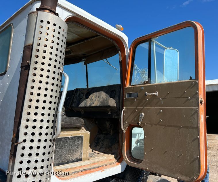 image for item DK7059 1977 International Paystar 5000  truck cab and chassis